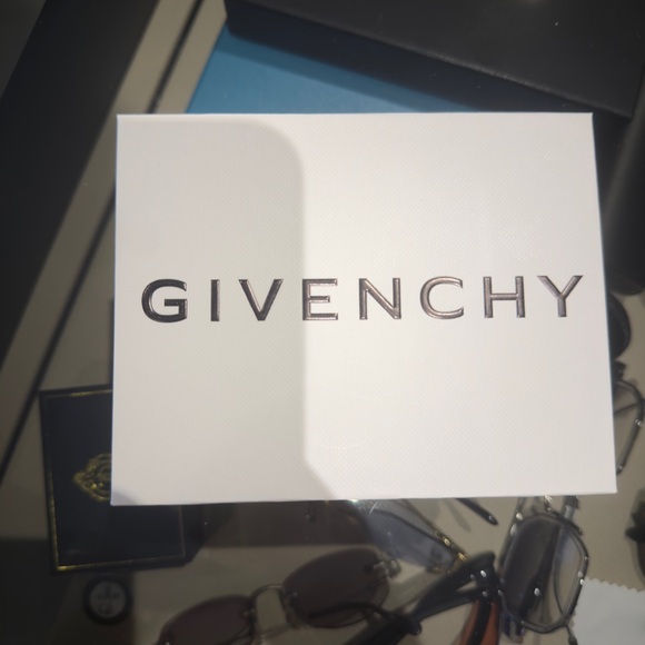 Givenchy Burgundy Leather Card Holder with Gold Emblem - Picture 4 of 7
